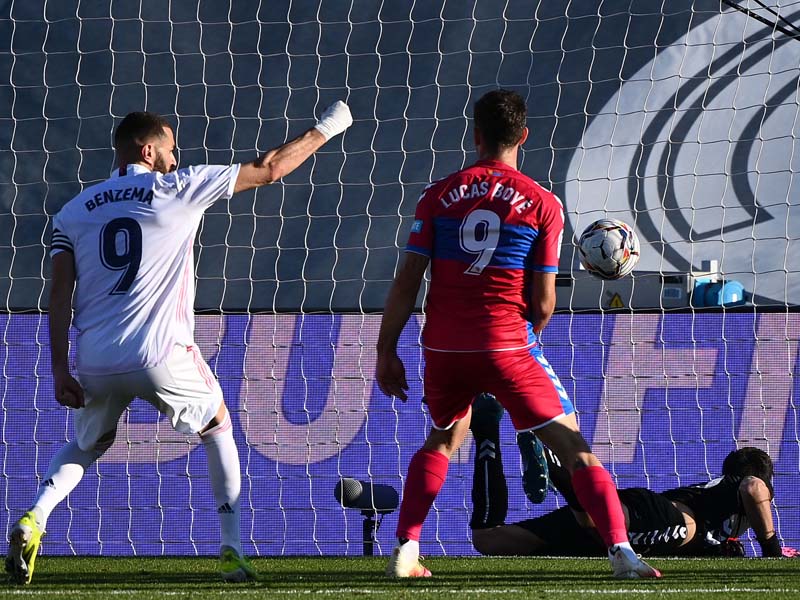 Dua Gol Benzema Bawa Lob Blancos Geser Barcelona