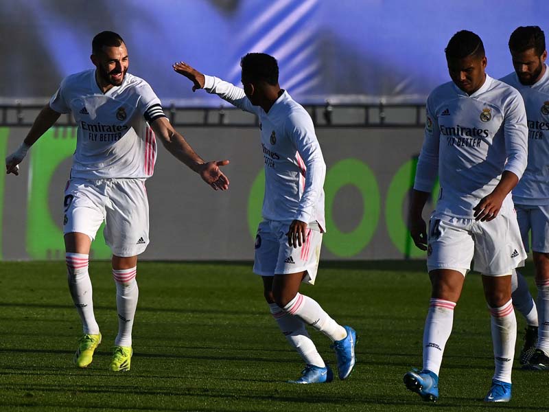 Dua Gol Benzema Bawa Lob Blancos Geser Barcelona