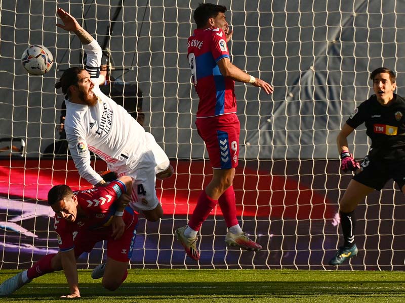 Dua Gol Benzema Bawa Lob Blancos Geser Barcelona