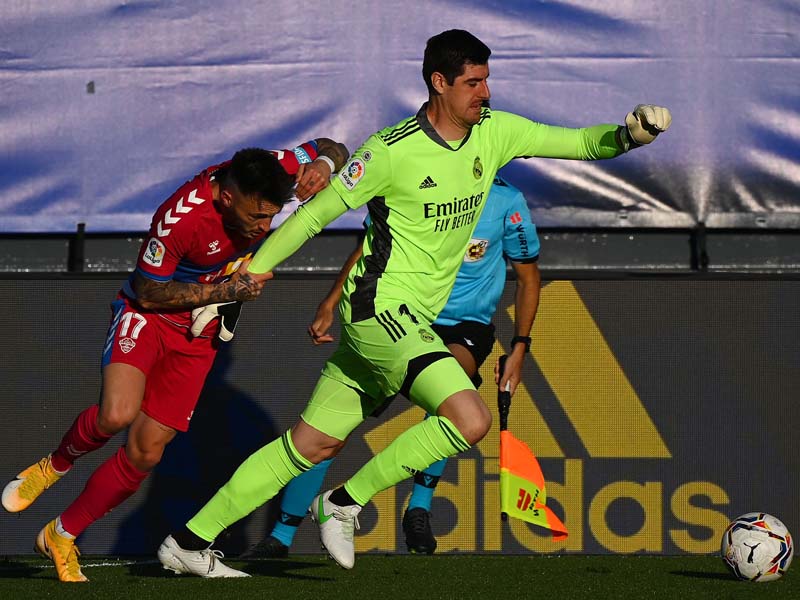 Dua Gol Benzema Bawa Lob Blancos Geser Barcelona