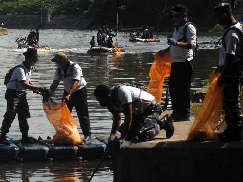Aksi Bersih Sungai Oleh Lantamal VIII Manado