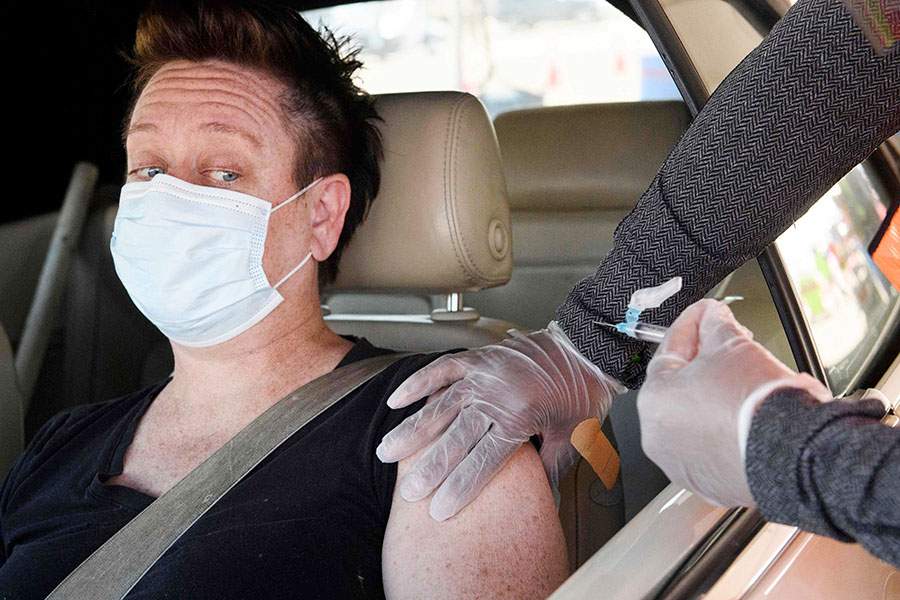 Vaksinasi Guru Agar April 2021 Semua Sekolah Dibuka Kembali 