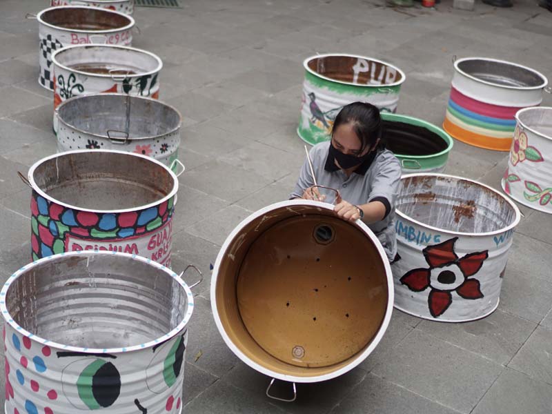 Guru Melukis Tong Sampah