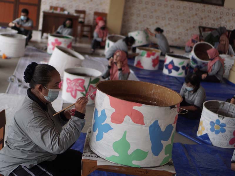 Guru Melukis Tong Sampah