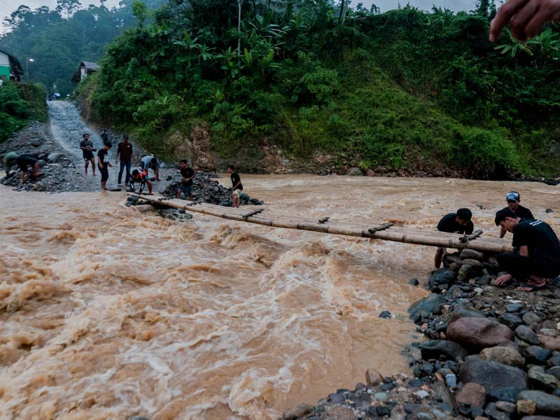 Warga Kesulitan Akses Jembatan Layak