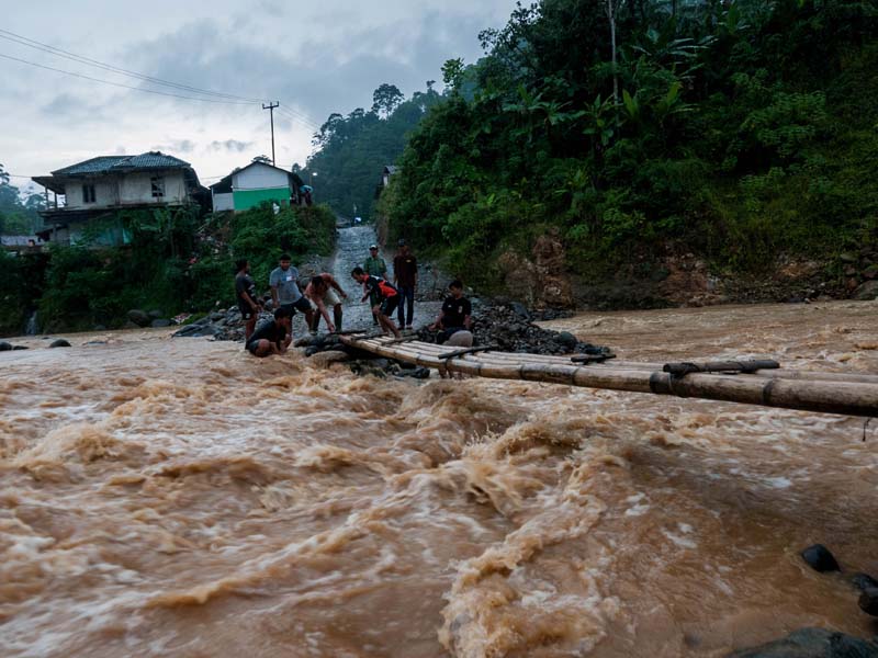 Warga Kesulitan Akses Jembatan Layak