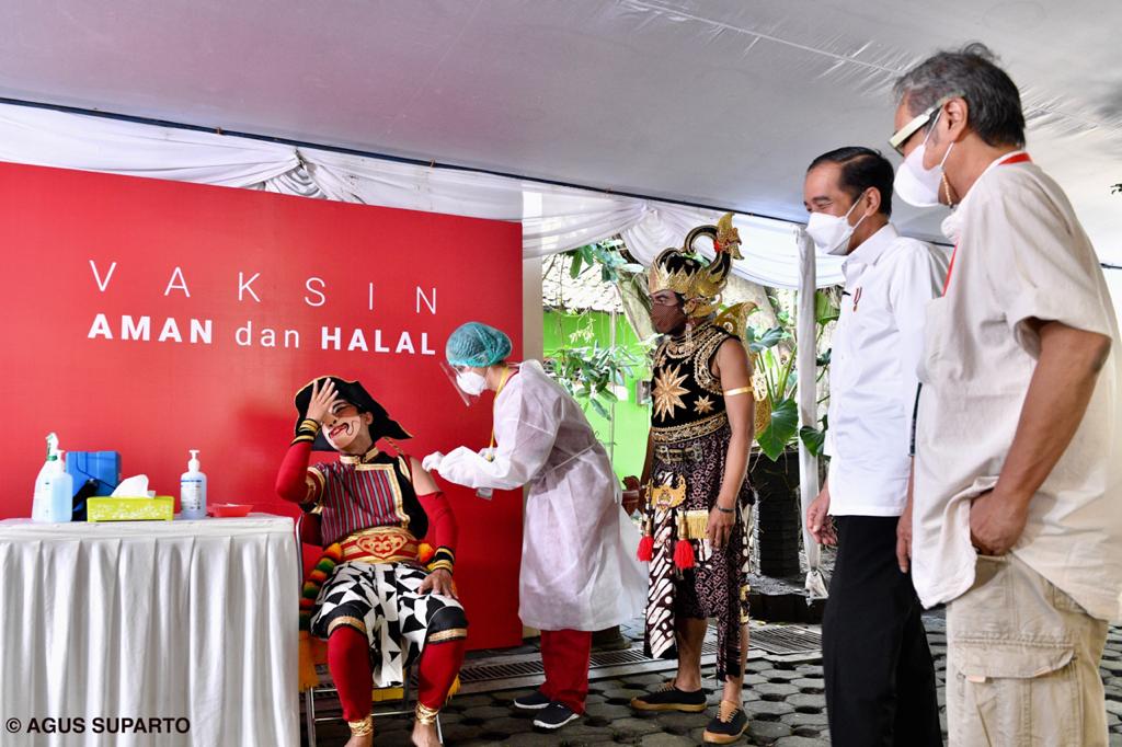 Presiden Jokowi Tinjau Vaksin Covid-19 untuk Seniman 