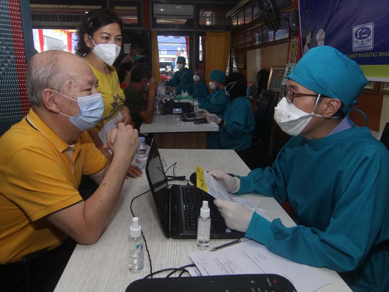 Vaksinasi Warga Lansia Di Pontianak