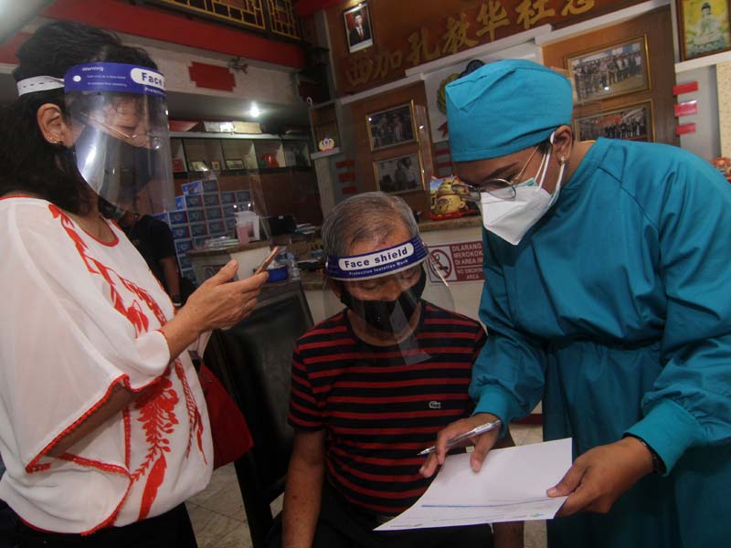 Vaksinasi Warga Lansia Di Pontianak