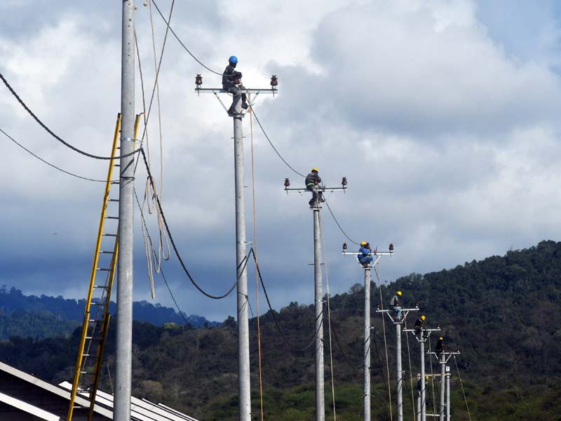 Pemasangan Jaringan Listrik Di Hunian Penyintas Bencana