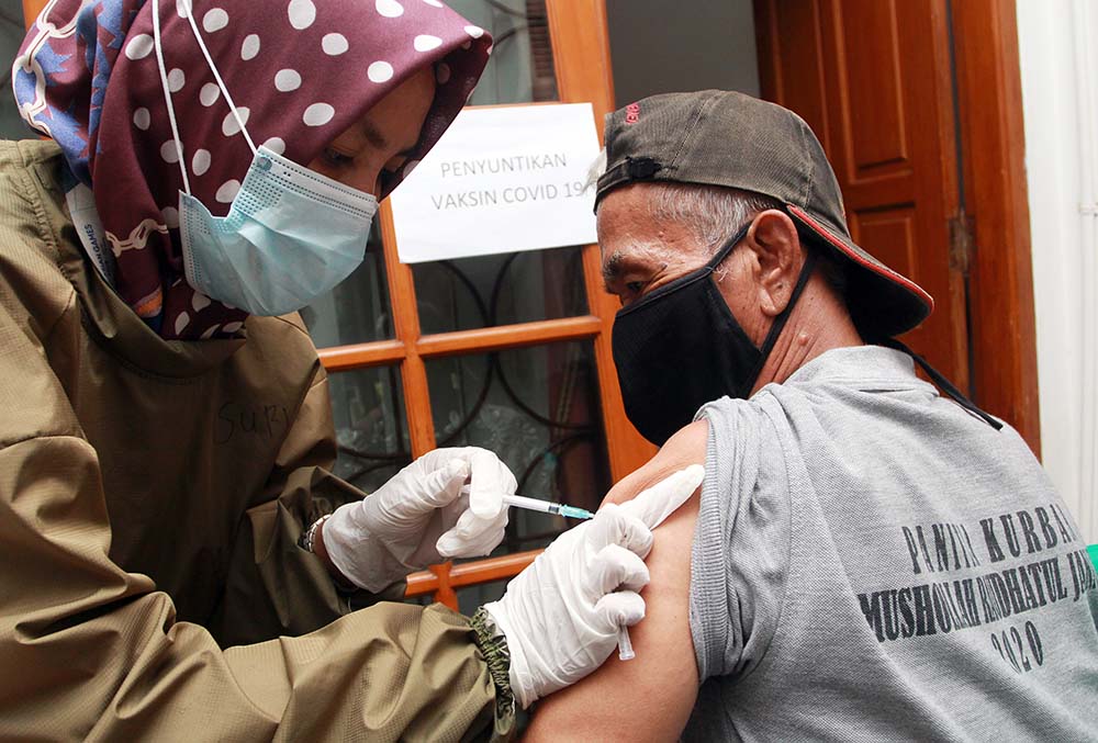 Petugas Puskesmas Kebayoran Lama Jemput Bola Para Lansia 