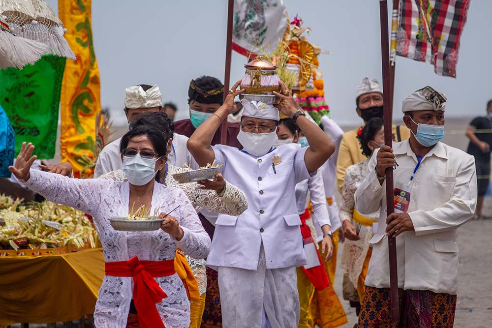 Upacara Melasti di Pantai Parang Kusumo