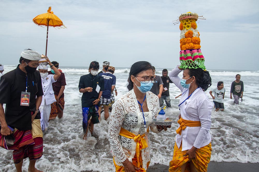 Upacara Melasti di Pantai Parang Kusumo