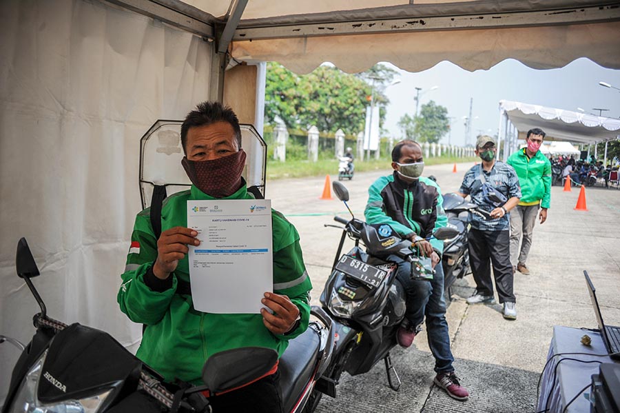 Vaksinasi Bagi Pengemudi Ojek Daring di Bandung 