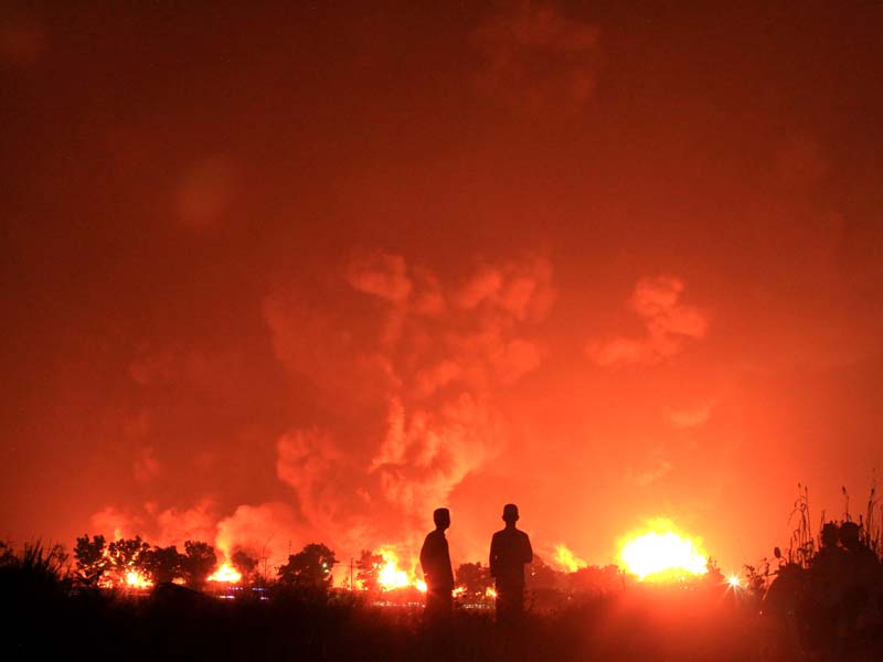 Kebakaran Tangki Pertamina Belum Padam