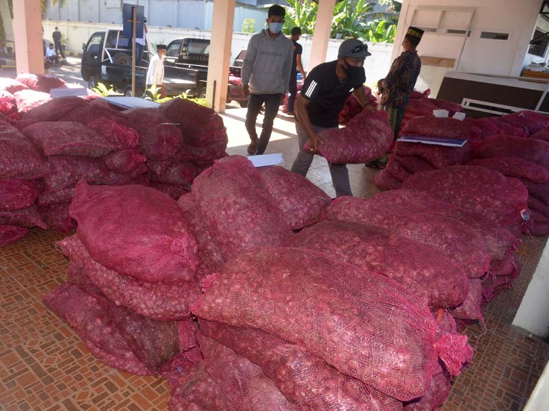 Bea Cukai Hibahkan Bawang Impor Illegal Ke Pesantren