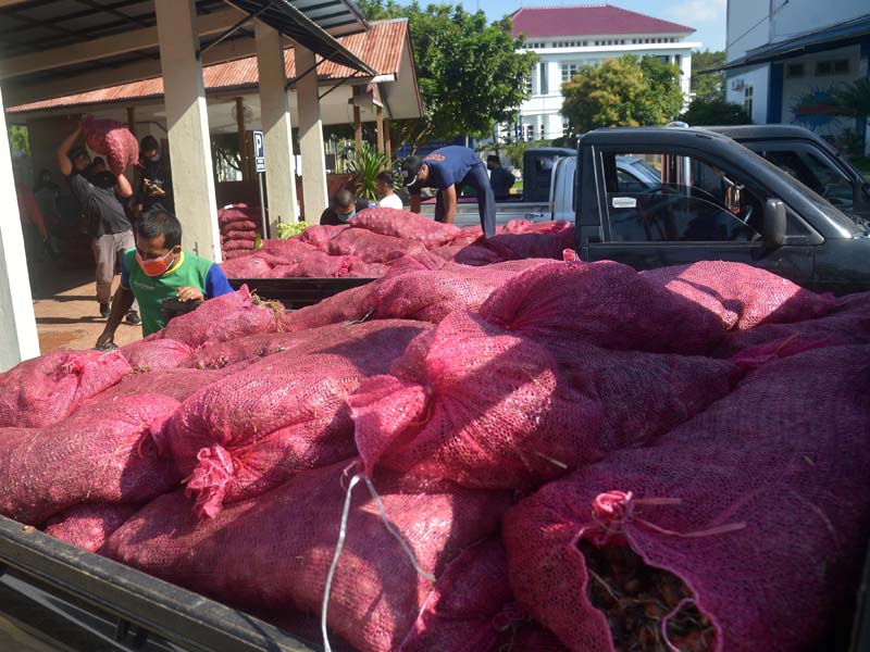 Bea Cukai Hibahkan Bawang Impor Illegal Ke Pesantren