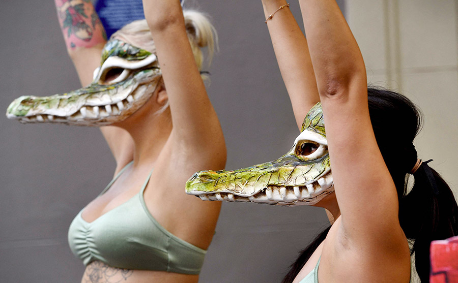 Aksi Berbikini Menolak Penggunaan Kulit Buaya