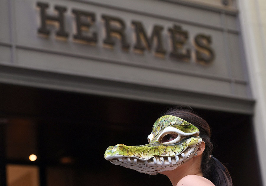 Aksi Berbikini Menolak Penggunaan Kulit Buaya