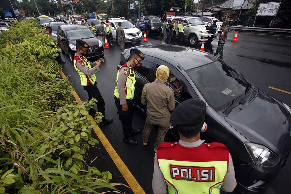 Penyekatan Kendaraan Yang Menuju Ke Arah Puncak