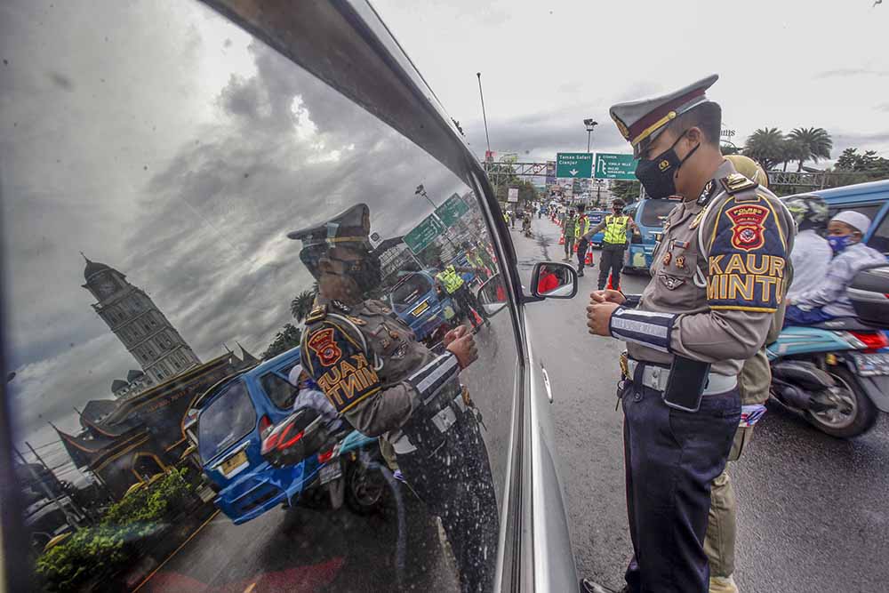 Penyekatan Kendaraan Yang Menuju Ke Arah Puncak