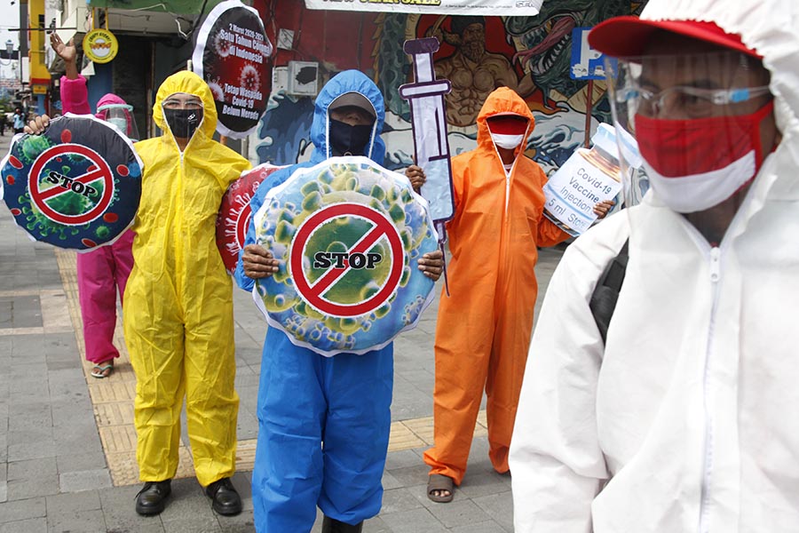 Relawan Peringati Setahun Pandemi Covid-19 di Indonesia 