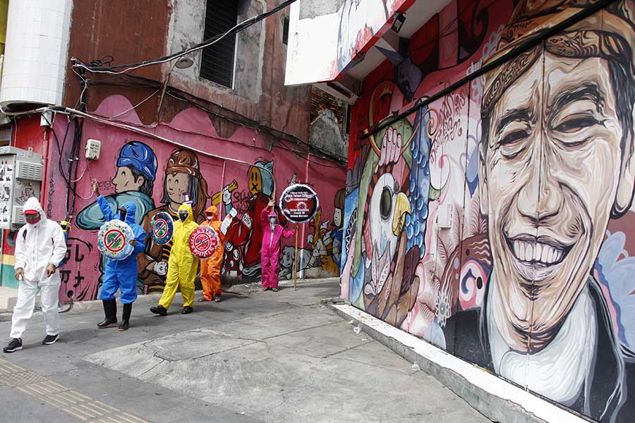 Relawan Peringati Setahun Pandemi Covid-19 di Indonesia 