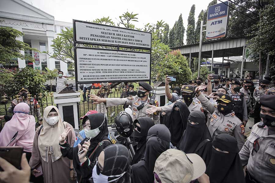 Polisi Bubarkan Pengunjung di Sidang Perdana Rizieq Shihab 