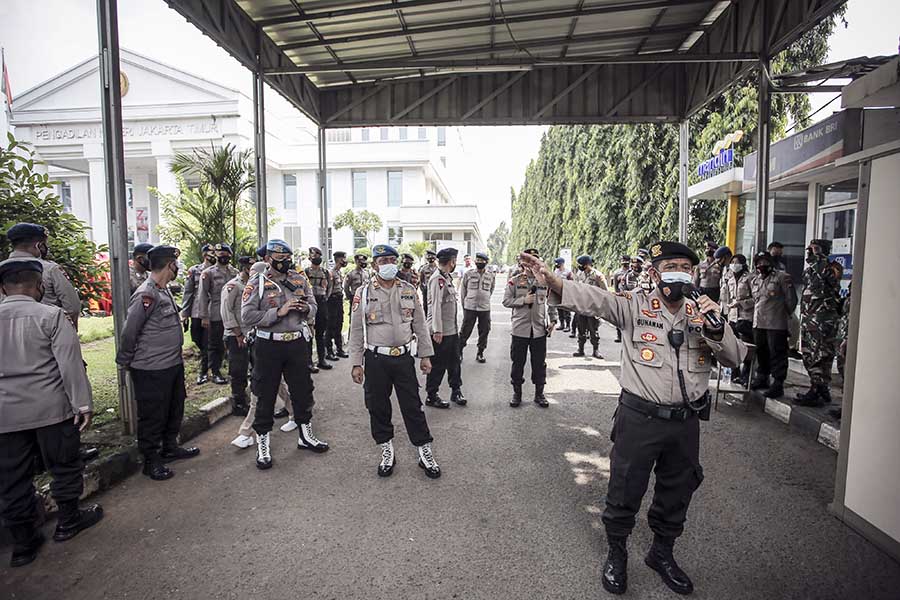 Polisi Bubarkan Pengunjung di Sidang Perdana Rizieq Shihab 