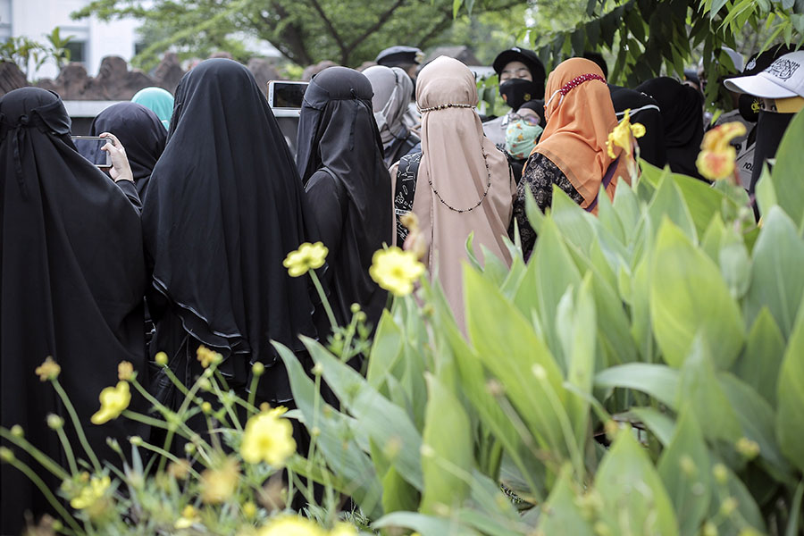 Polisi Bubarkan Pengunjung di Sidang Perdana Rizieq Shihab 
