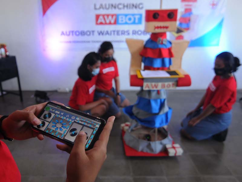Robot Pelayanan Rumah Makan Ciptaan Pelajar SMK
