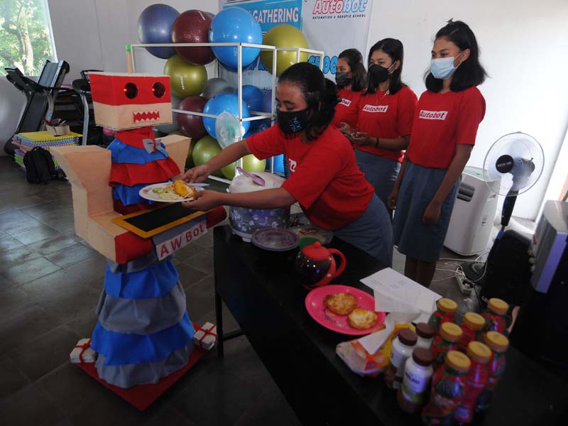 Robot Pelayanan Rumah Makan Ciptaan Pelajar SMK