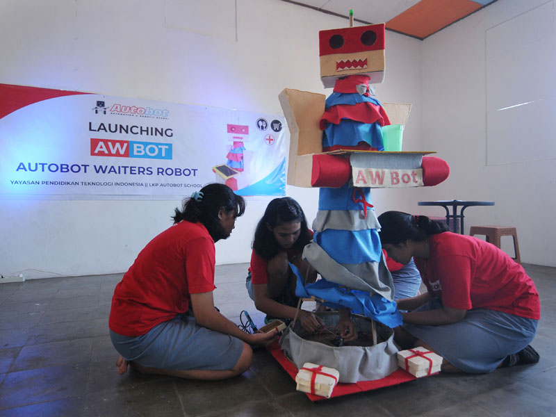 Robot Pelayanan Rumah Makan Ciptaan Pelajar SMK