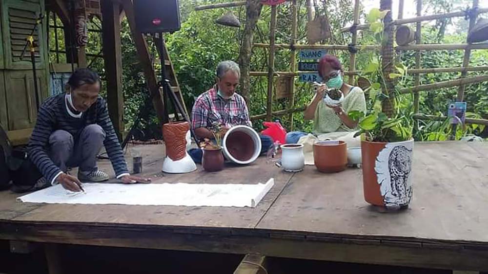 Pemeran Sketsa Jauh di Mata, Dekat di Garis