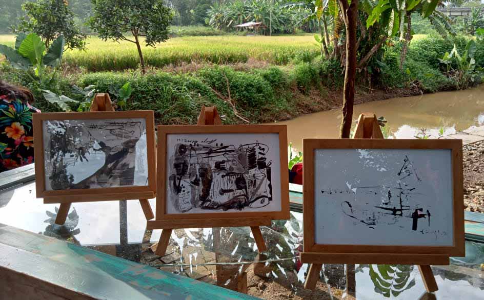 Pemeran Sketsa Jauh di Mata, Dekat di Garis