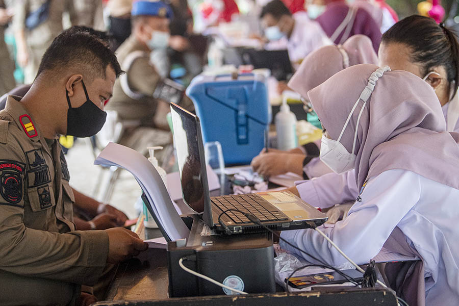 Vaksinasi Covid-19 Bagi Anggota Satpol PP Palembang 