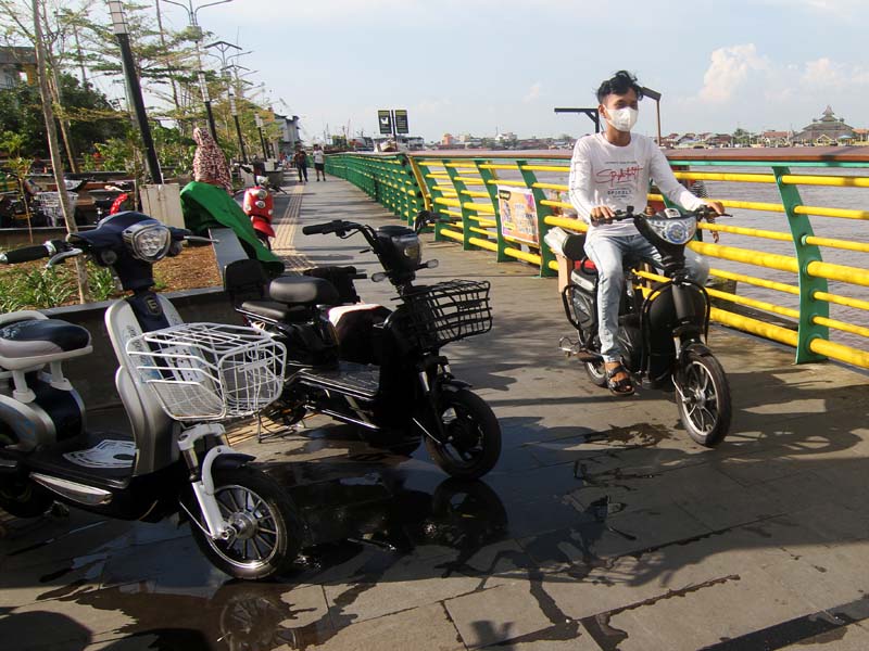 Bersepeda Di Waterfront Sungai Kapuas