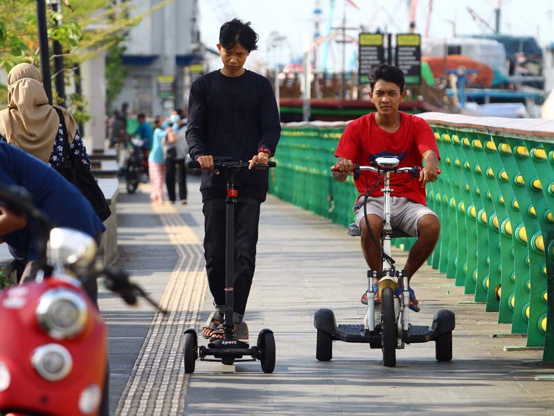 Bersepeda Di Waterfront Sungai Kapuas