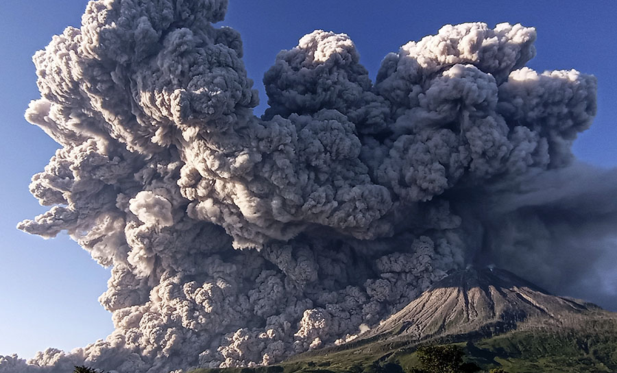 Erupsi Gunung Sinabung Mencapai Ketinggian 5.000 Meter  