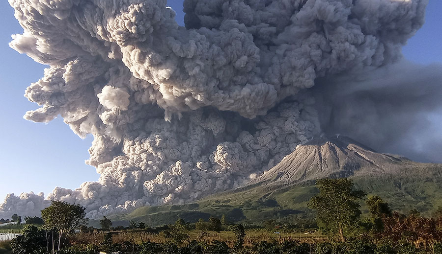 Erupsi Gunung Sinabung Mencapai Ketinggian 5.000 Meter  