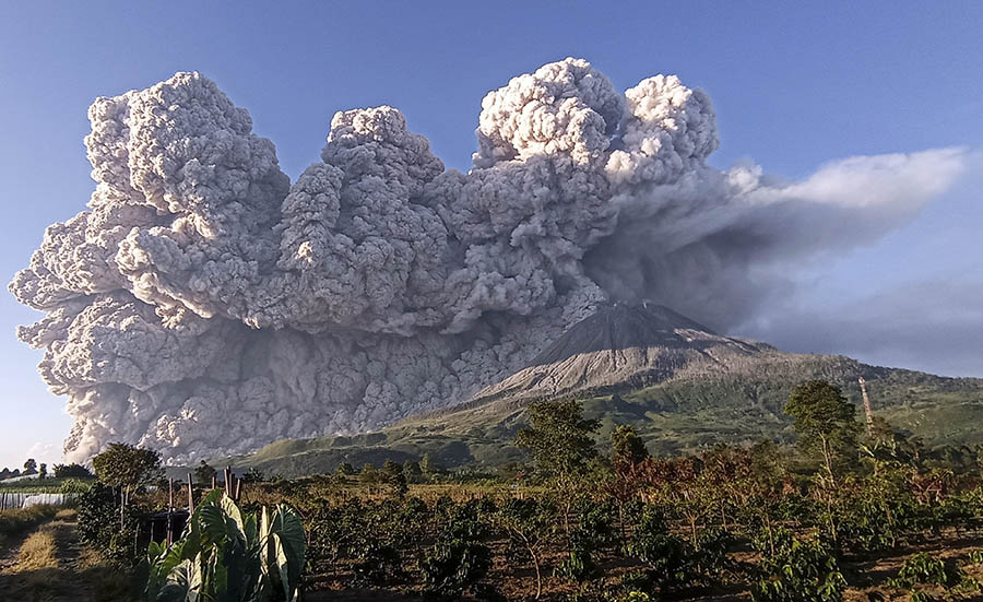 Erupsi Gunung Sinabung Mencapai Ketinggian 5.000 Meter  