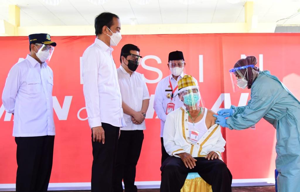 Presiden Jokowi Tinjau Vaksinasi di Kecamatan Kao Maluku Utara
