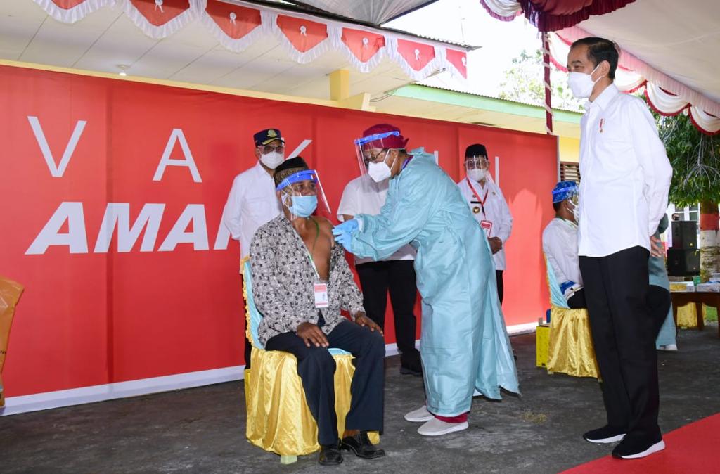 Presiden Jokowi Tinjau Vaksinasi di Kecamatan Kao Maluku Utara