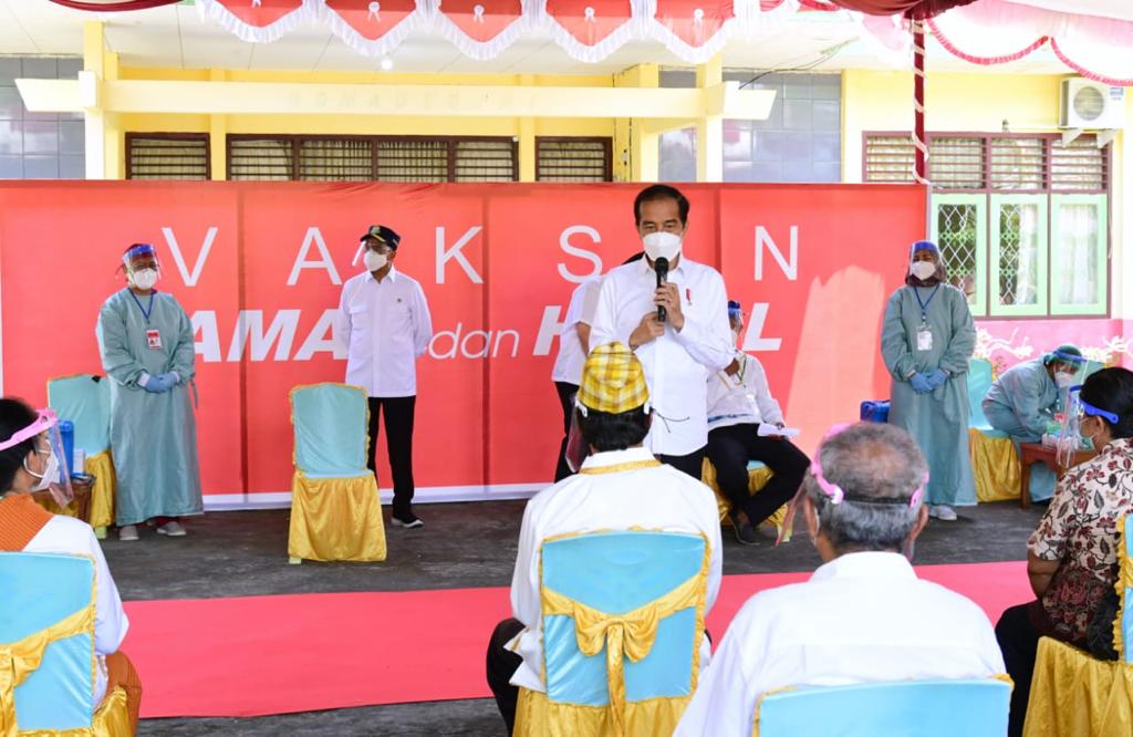 Presiden Jokowi Tinjau Vaksinasi di Kecamatan Kao Maluku Utara