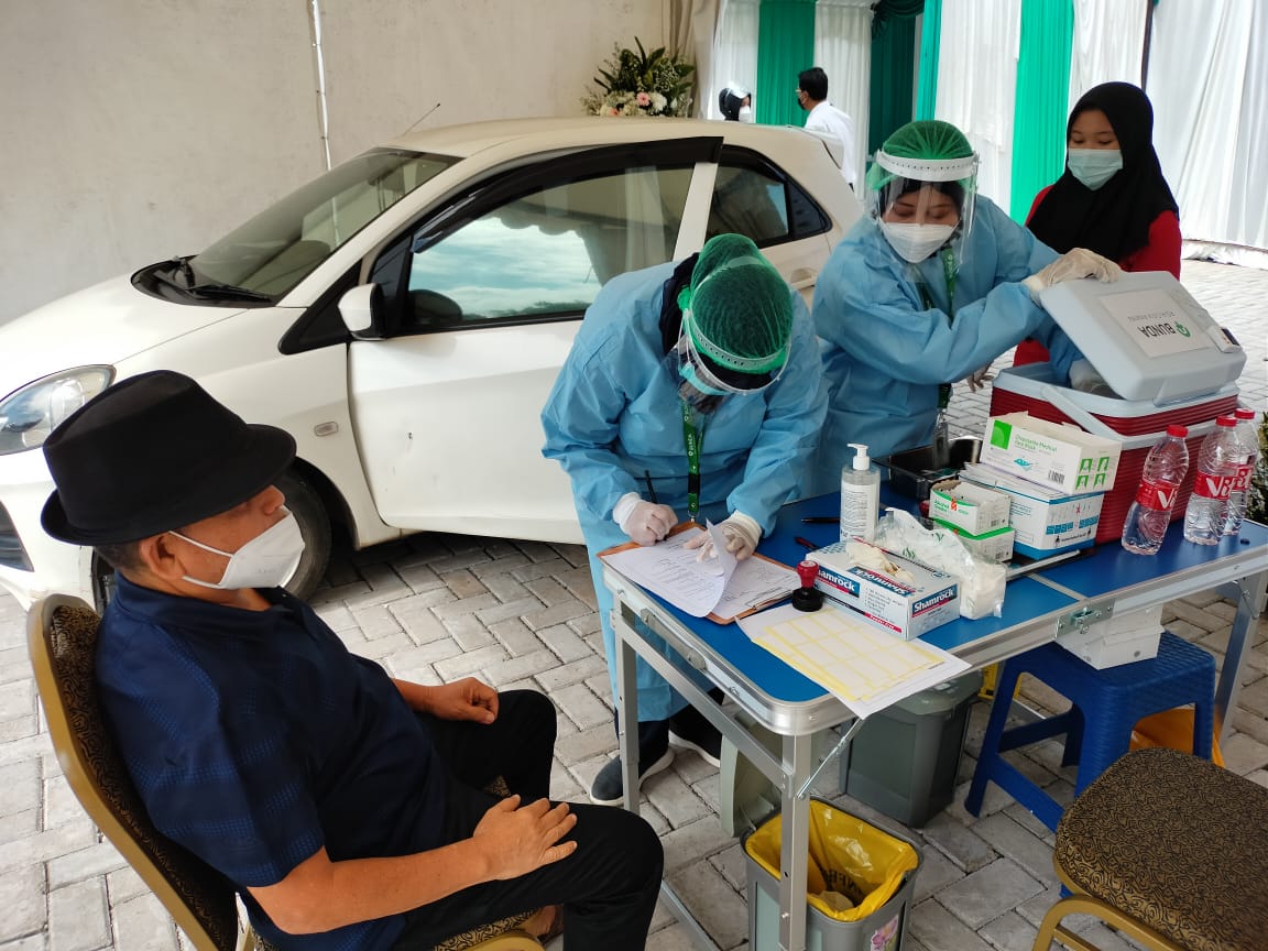 Vaksinasi Covid-19 Drive Thru Lansia Di RS RSIA Tangsel