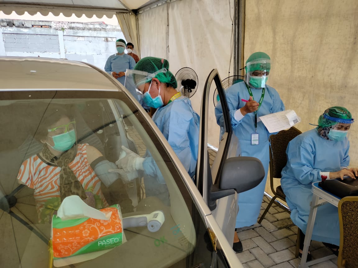 Vaksinasi Covid-19 Drive Thru Lansia Di RS RSIA Tangsel