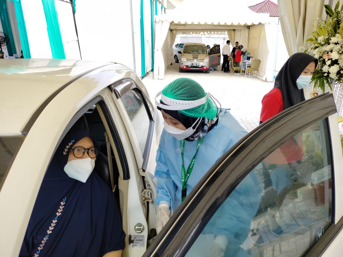 Vaksinasi Covid-19 Drive Thru Lansia Di RS RSIA Tangsel