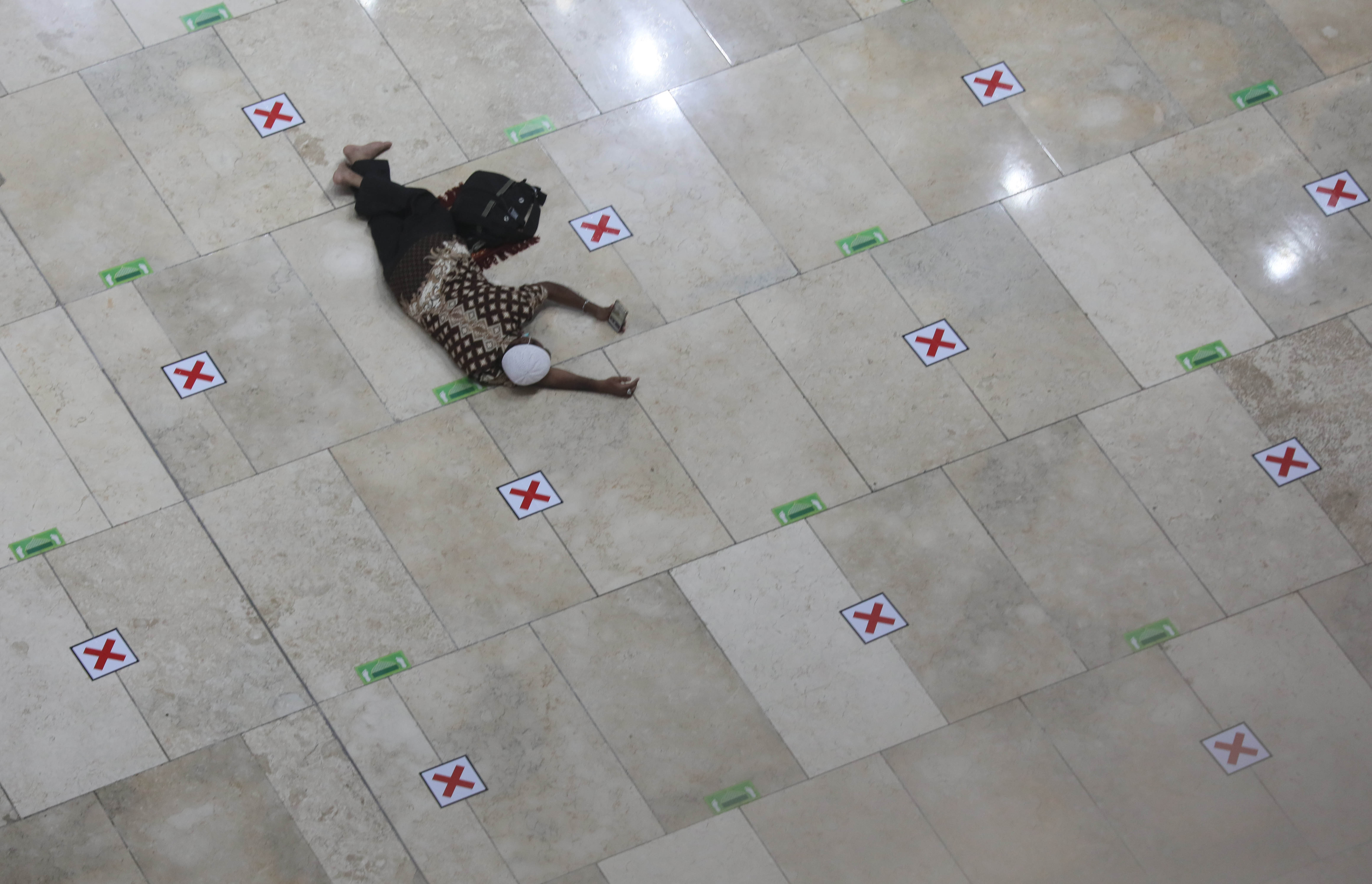 Istirahat dan Tadarus di Masjid Istiqlal