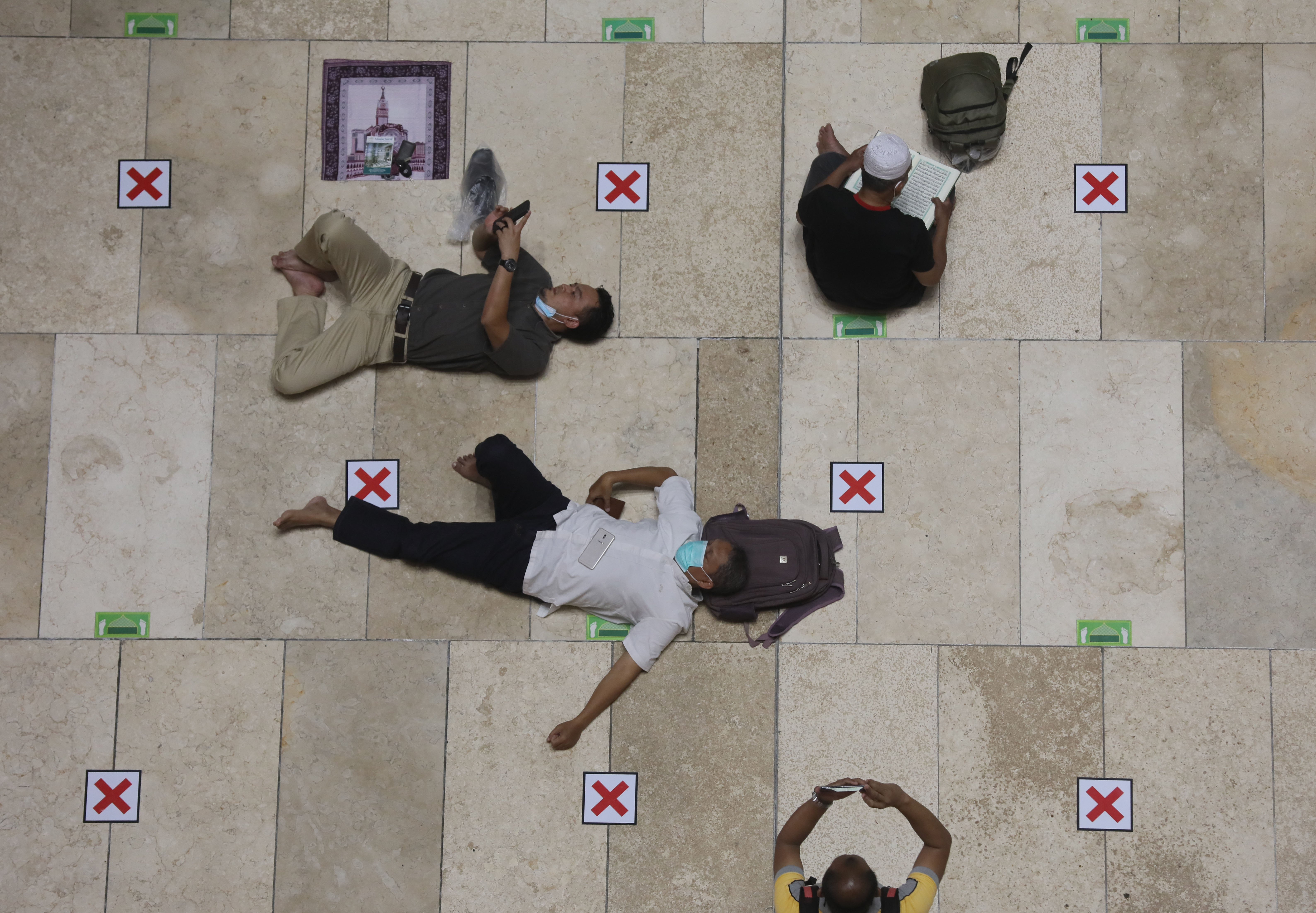 Istirahat dan Tadarus di Masjid Istiqlal