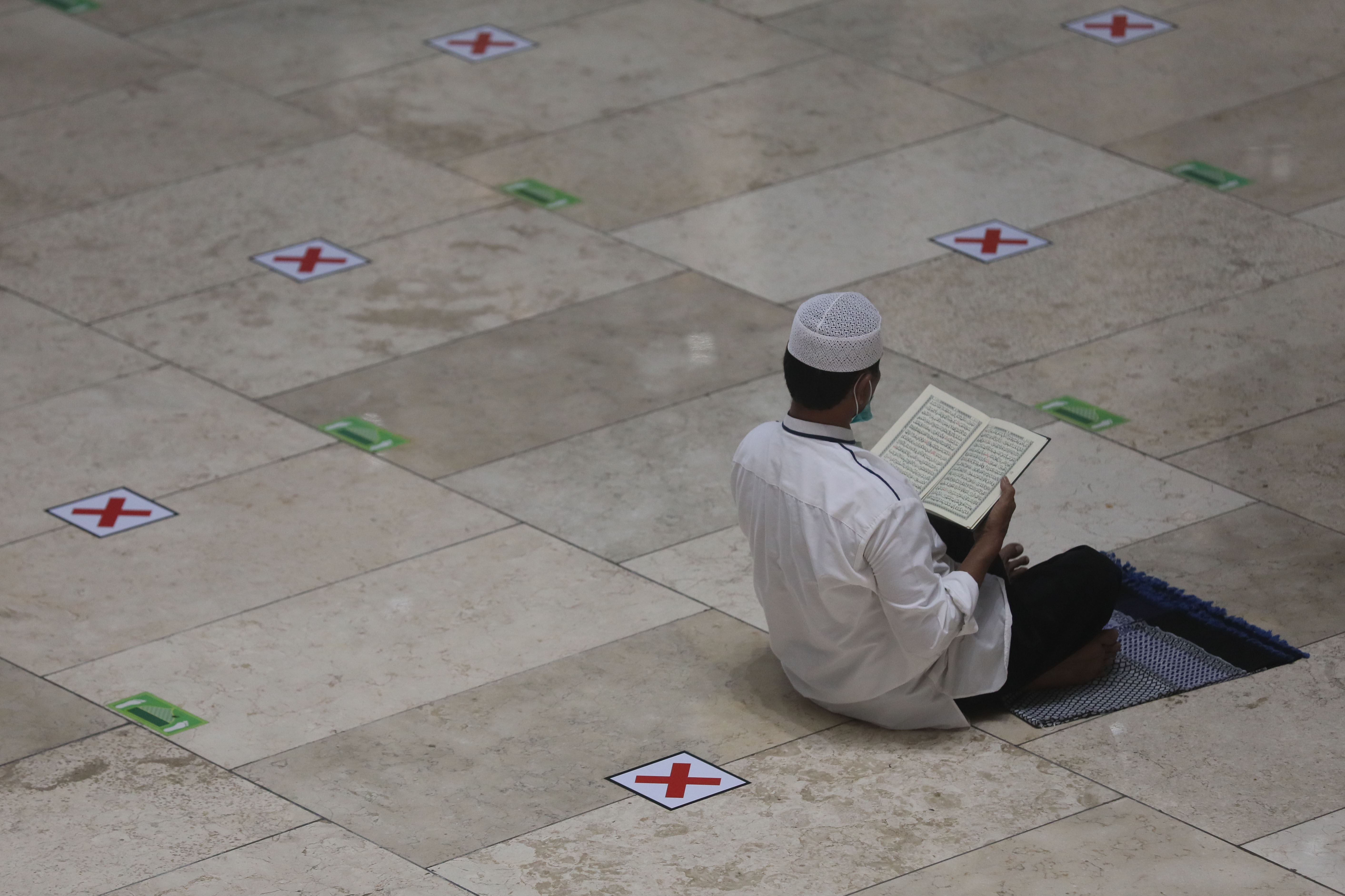 Istirahat dan Tadarus di Masjid Istiqlal